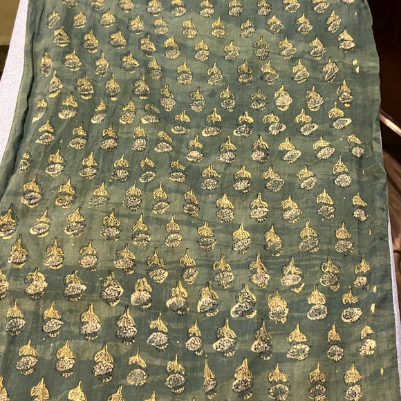 Green and gold scarf - Picture 4 of 6